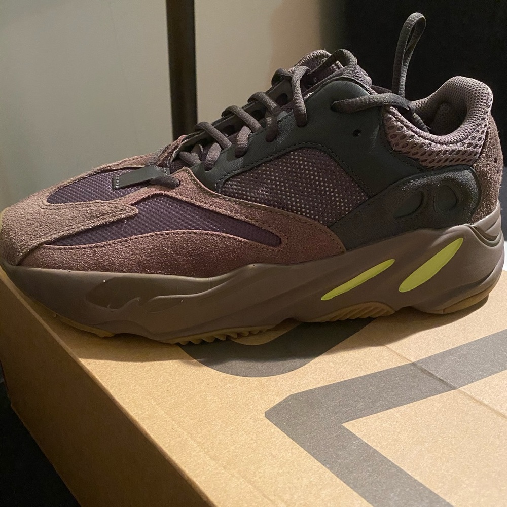 Yeezy 700 Mauve Like New 100% Authentic